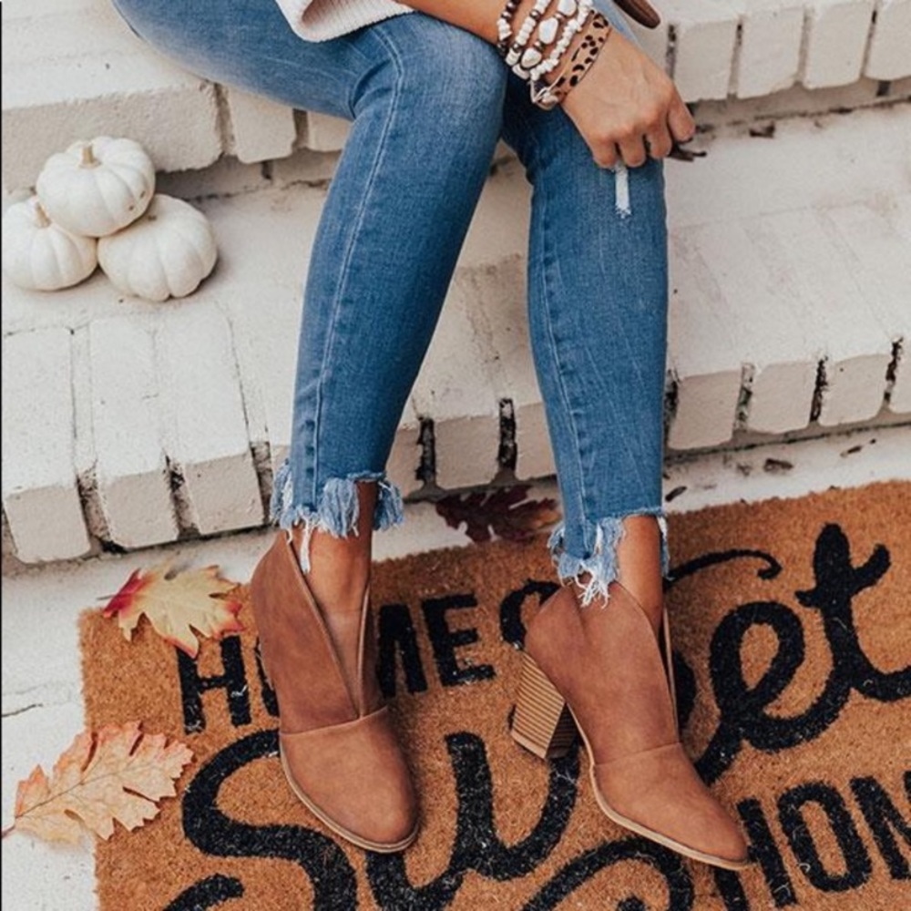 Rust V cut block heel